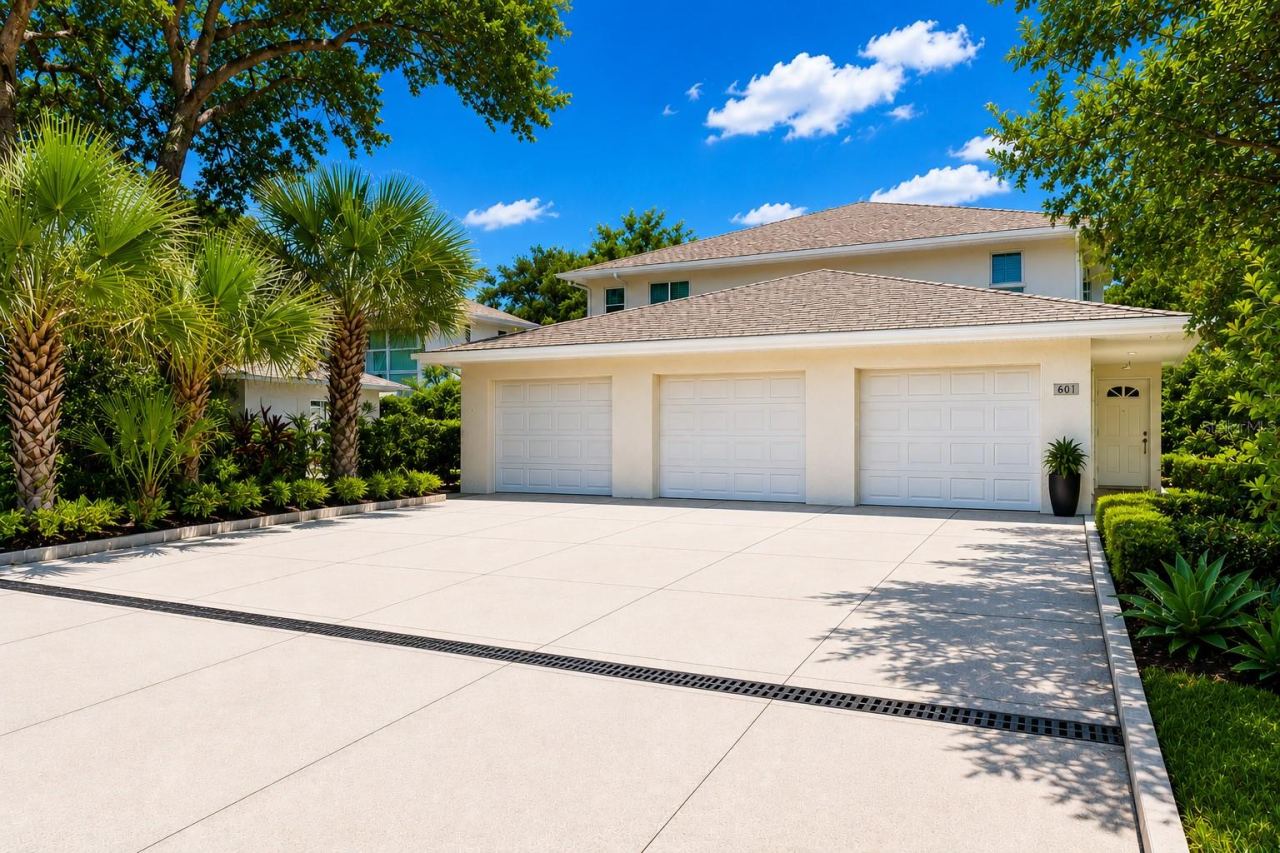 Photo 2 of 601 E 2nd Ave, New Smyrna Beach, FL 32169