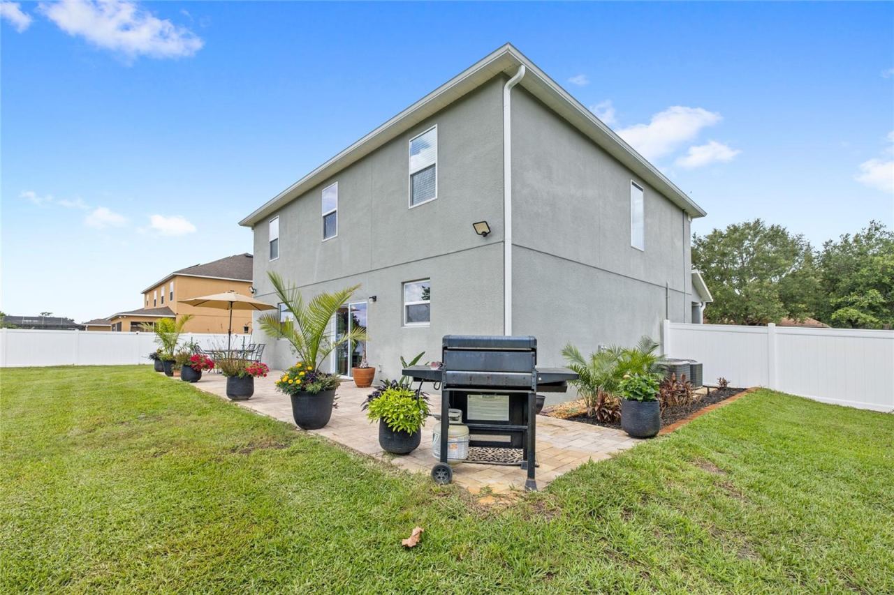Photo 2 of 122 Los Arbor Dr, Deland, FL 32724