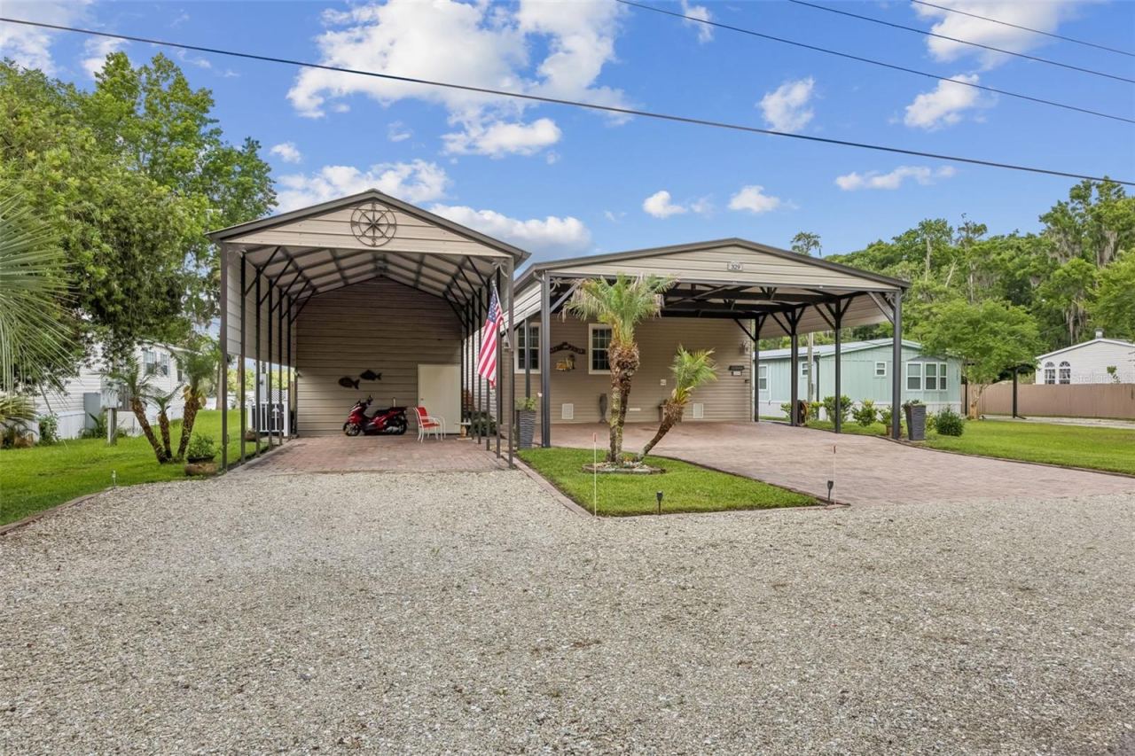 Photo 3 of 329 Paradise Cir, Satsuma, FL 32189