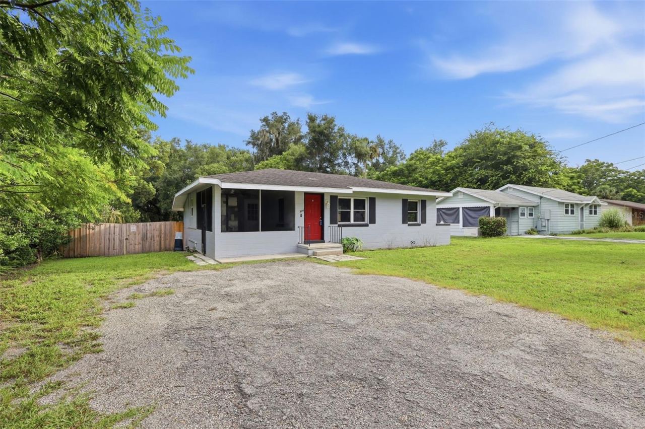 Photo 3 of 320 W Graves Ave, Orange City, FL 32763