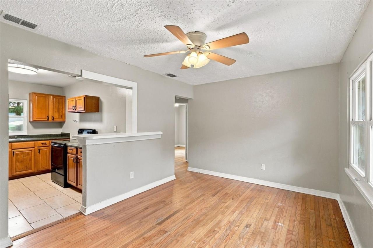 Photo 4 of 320 W Graves Ave, Orange City, FL 32763