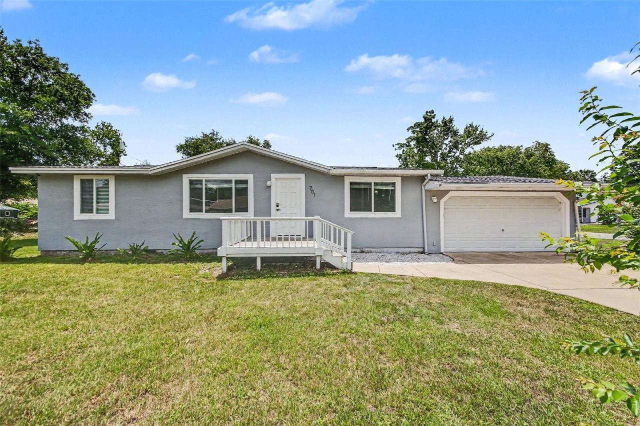 Photo 2 of 701 E Woodland St, Bunnell, FL 32110