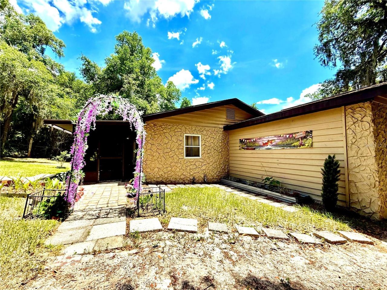 Photo 2 of 208 Ashley St, Hawthorne, FL 32640
