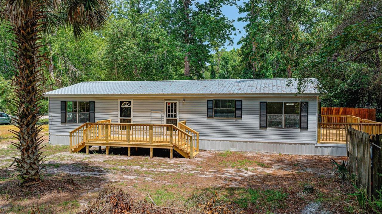 Photo 2 of 118 Waterway Dr, Satsuma, FL 32189