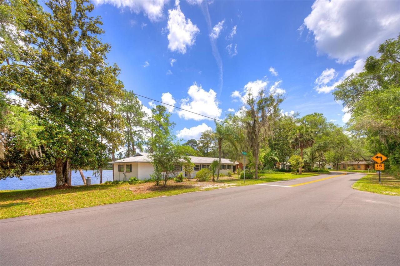 Photo 2 of 33 Willow Ln, Deland, FL 32724