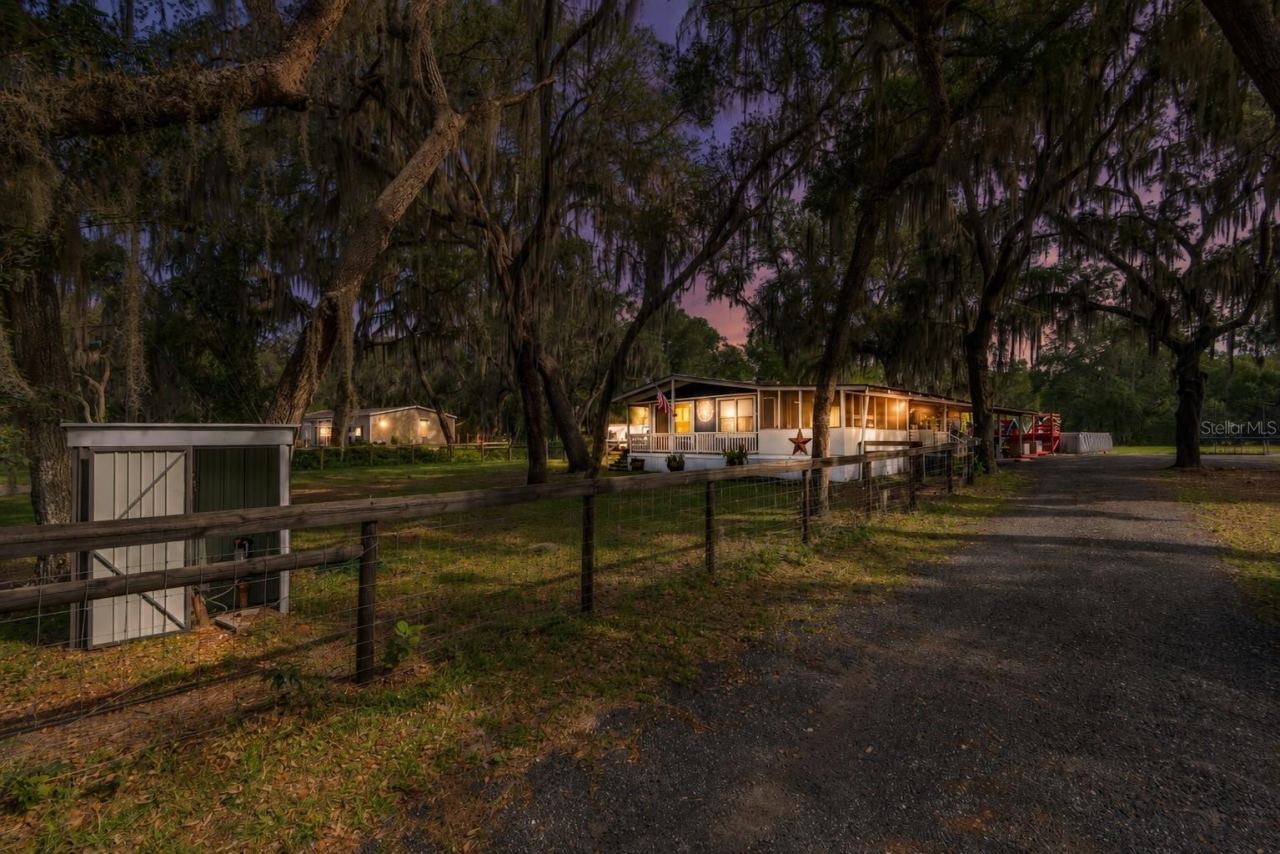 Photo 2 of 134 Faye St, Hawthorne, FL 32640