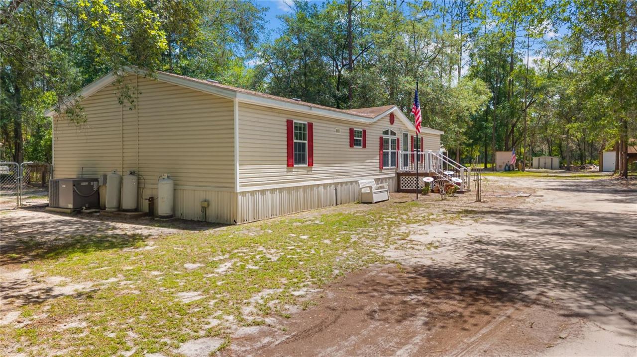 Photo 2 of 106 Arrowhead Point Rd, Hawthorne, FL 32640