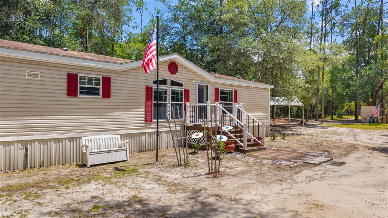 Photo 3 of 106 Arrowhead Point Rd, Hawthorne, FL 32640