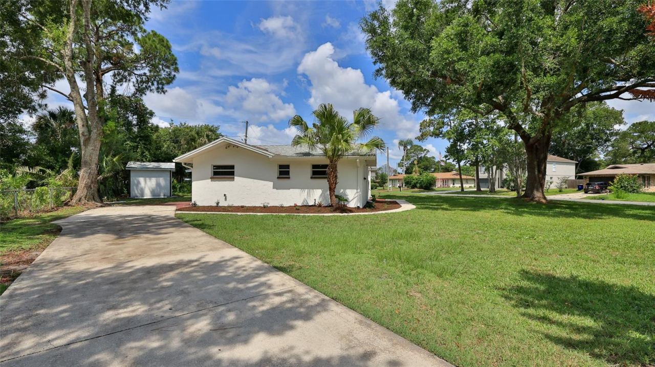 Photo 3 of 2212 Woodland Dr, Edgewater, FL 32141
