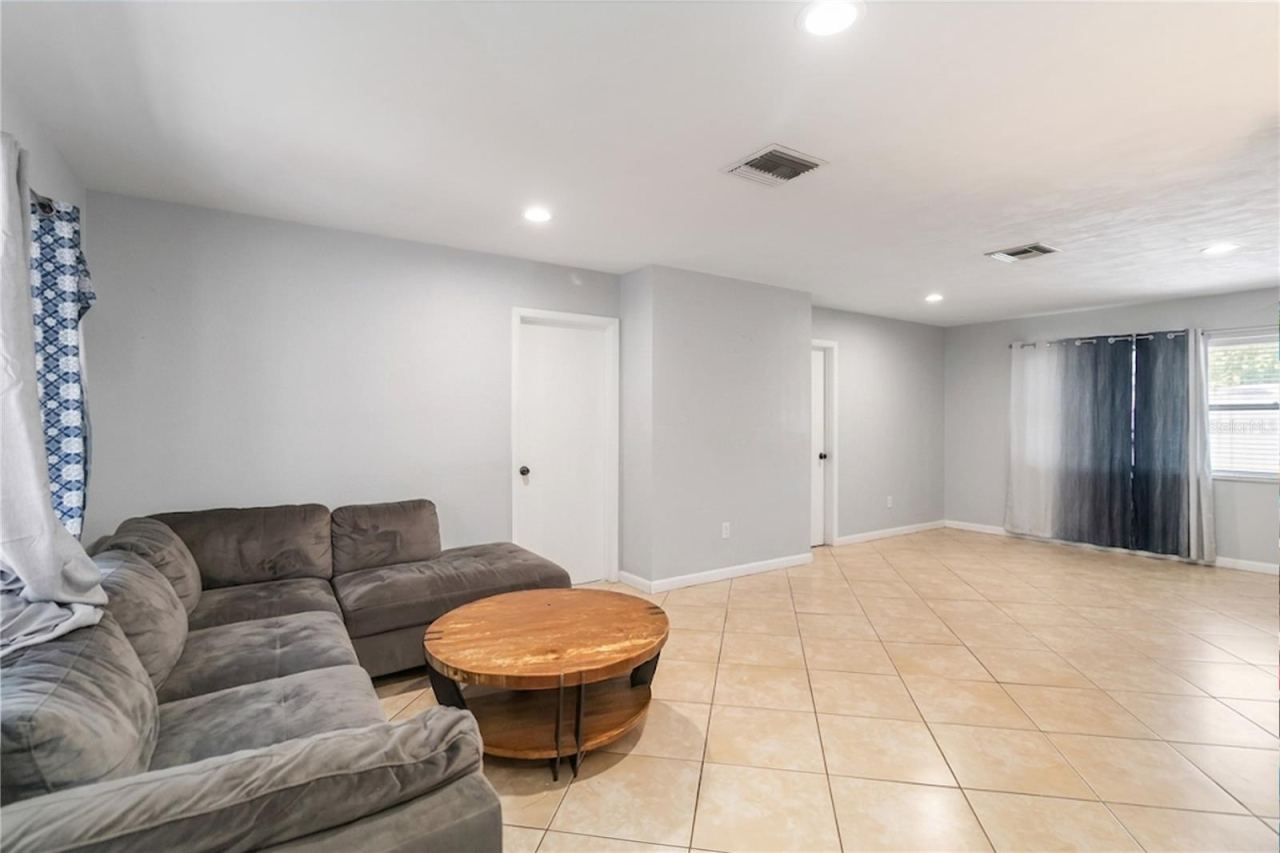 Photo 2 of 1624 Bloomfield Ave, Deltona, FL 32725
