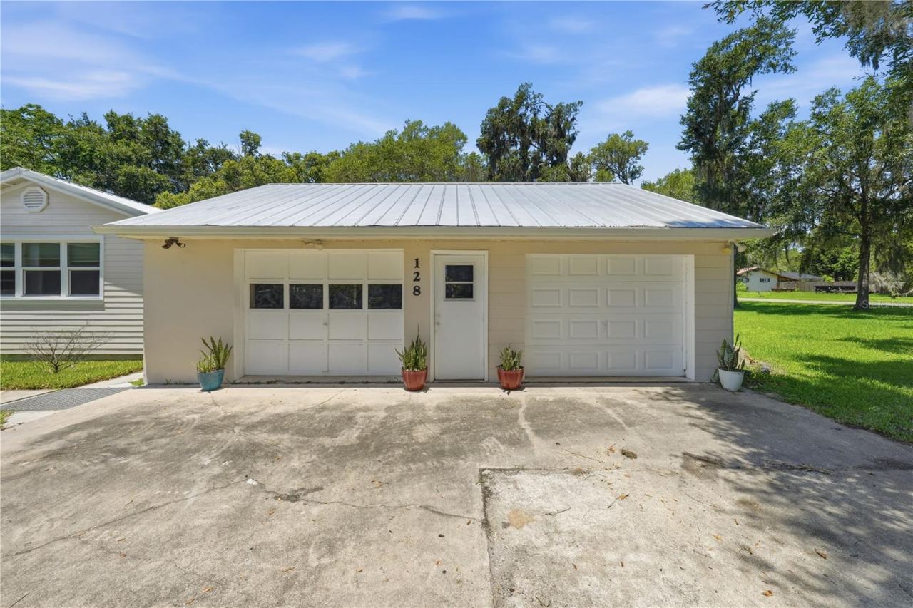 Photo 2 of 128 N Lakeview Dr, Lake Helen, FL 32744