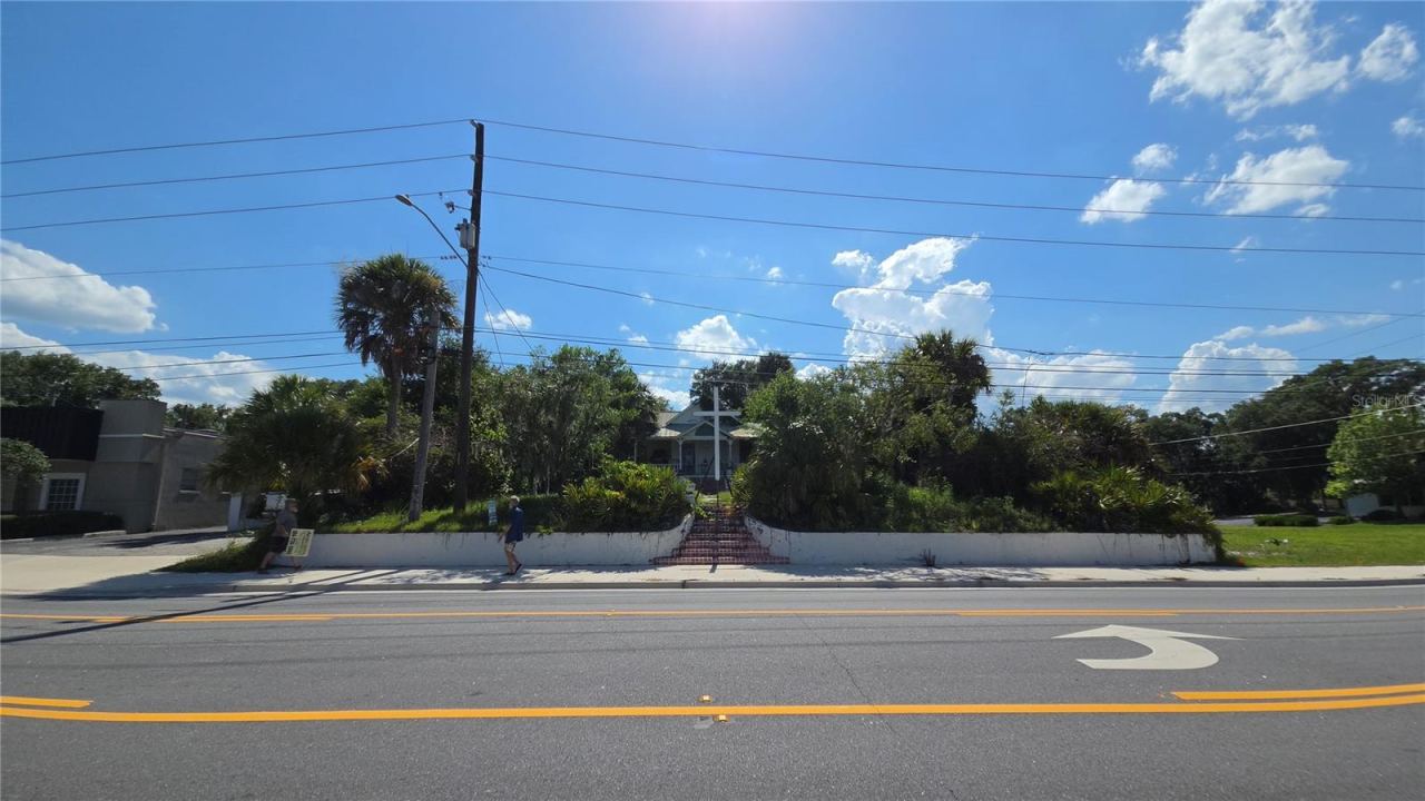 Photo 3 of 236 N Amelia Ave, Deland, FL 32724
