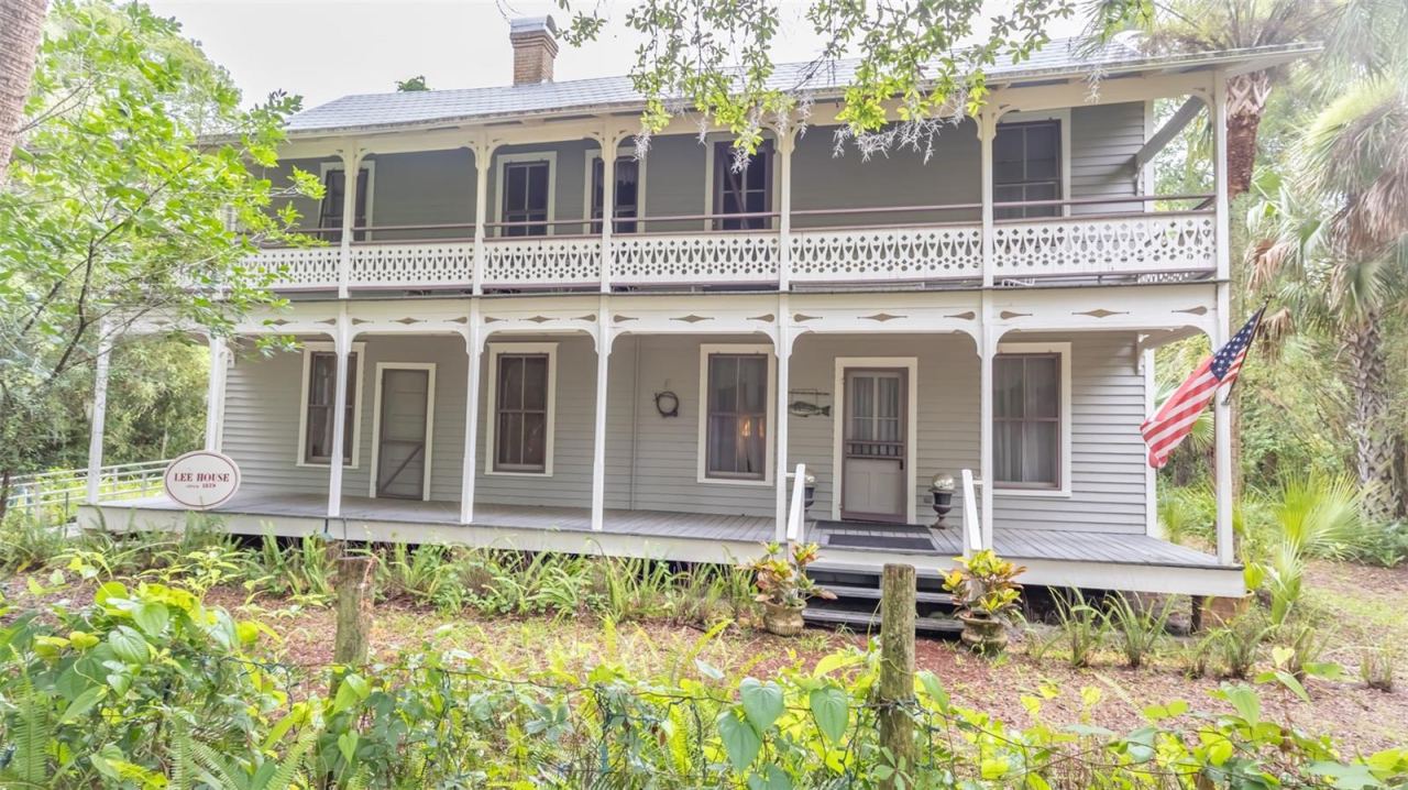 Photo 2 of 200 Park St, Melrose, FL 32666