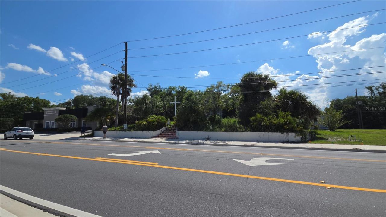 Photo 2 of 236 N Amelia Ave, Deland, FL 32724