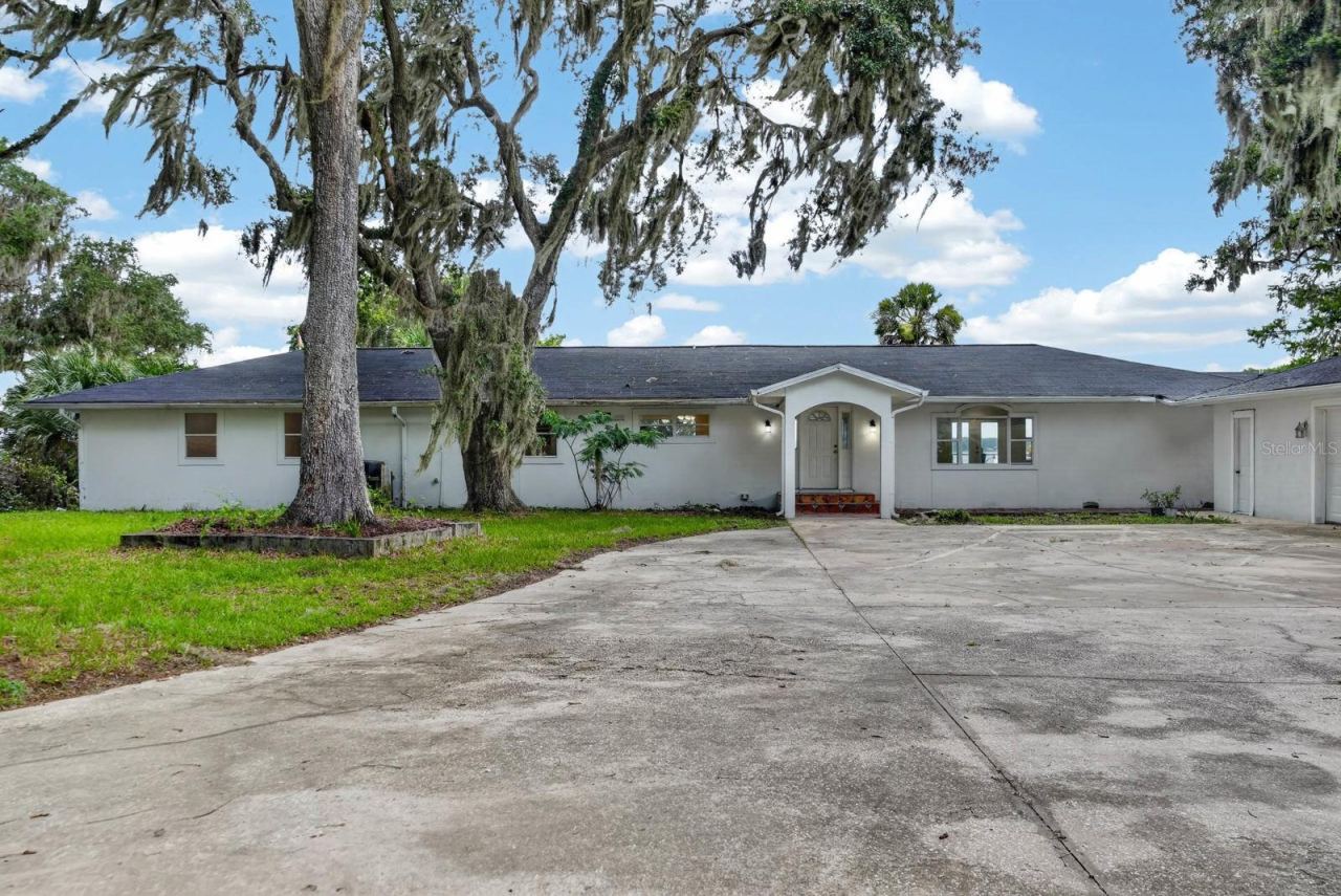 Photo 2 of 157 W Grandview Dr, East Palatka, FL 32131
