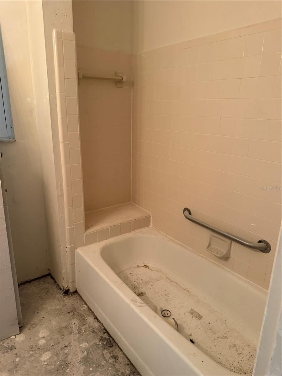 Photo 3 of 1401 S Palmetto Ave #201, Daytona Beach, FL 32114