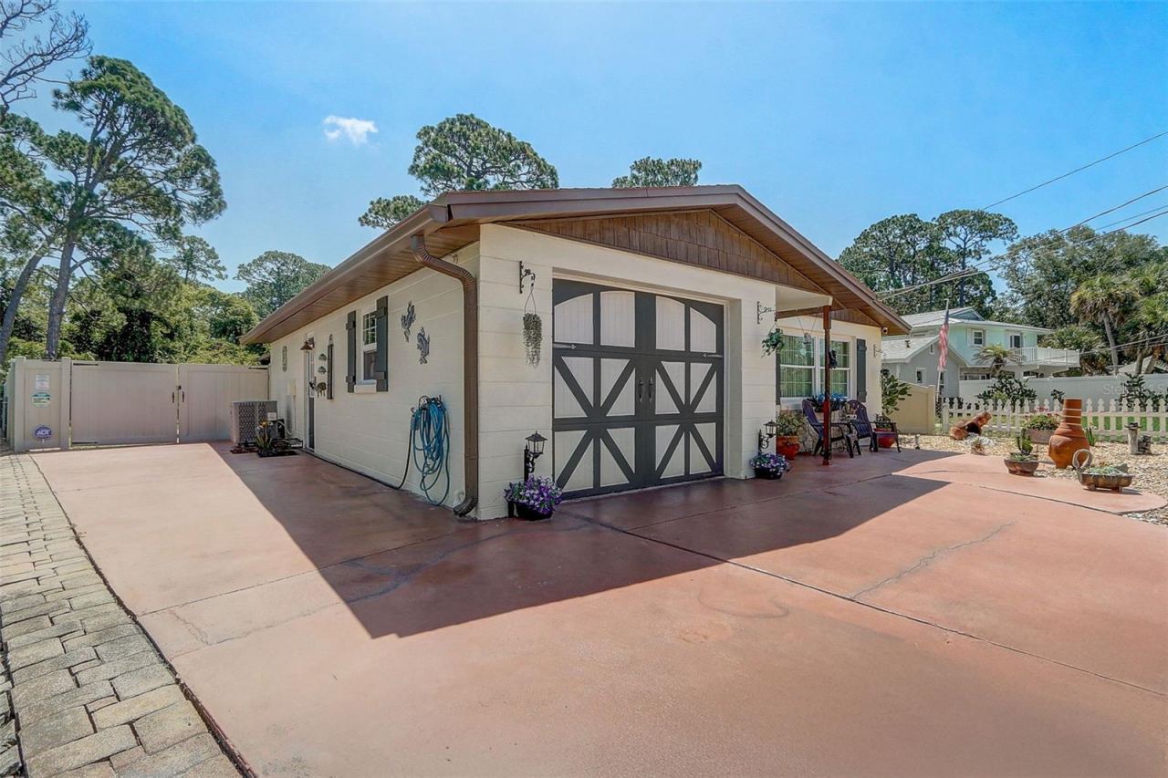 Photo 3 of 298 Poinciana Ave, Port Orange, FL 32127