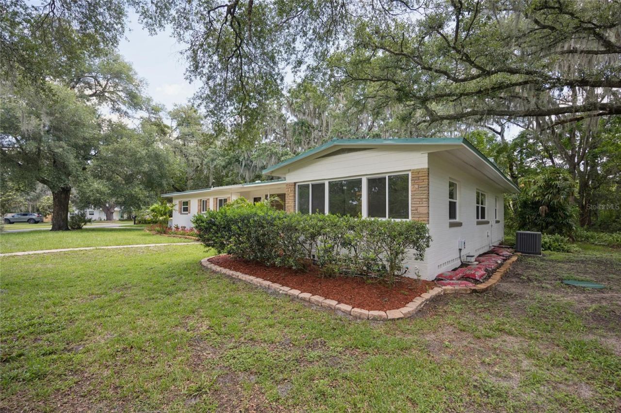 Photo 3 of 22 Poinsettia Dr, Deland, FL 32724