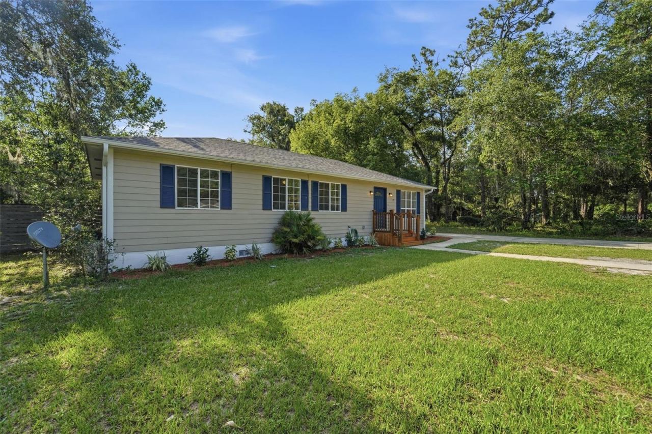 Photo 2 of 451 S Blue Lake Ave, Deland, FL 32724
