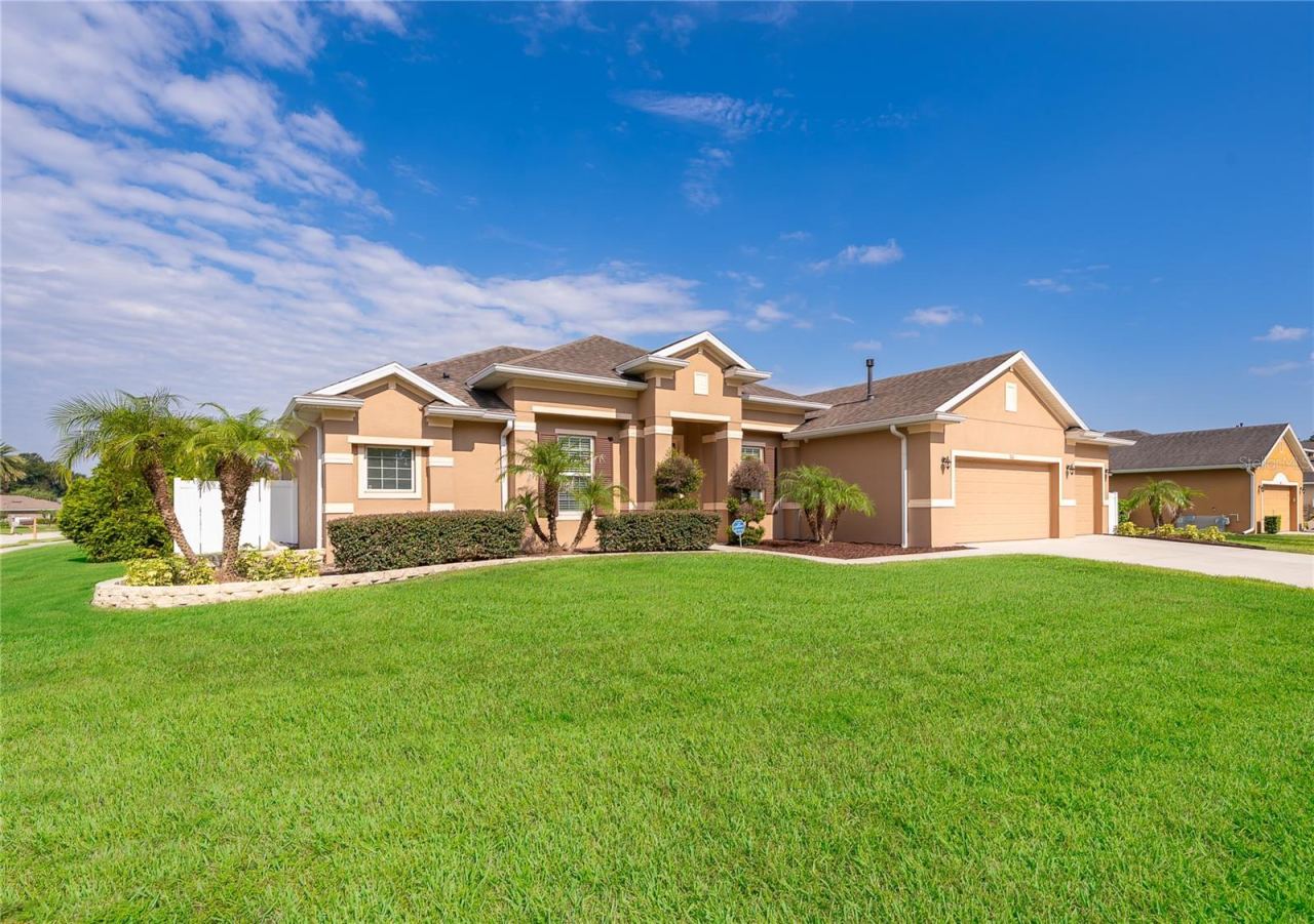 Photo 2 of 700 Elkhorn Fern Ln, Deland, FL 32720