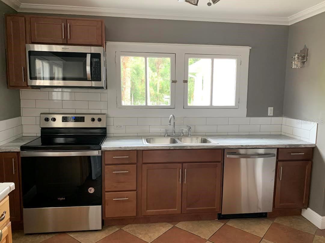 Photo 3 of 201 E Voorhis Ave, Deland, FL 32724