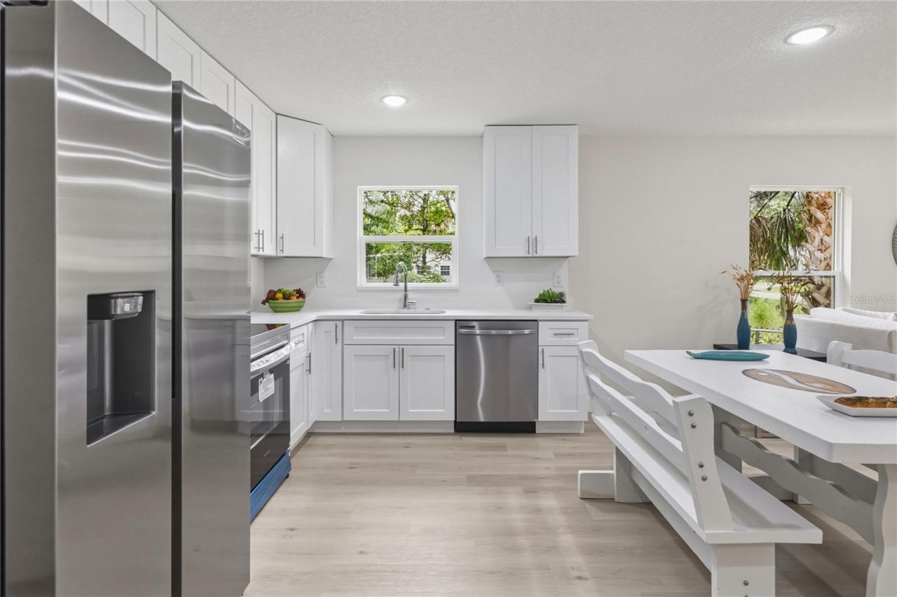 Photo 2 of 520 W Beresford Ave, Deland, FL 32720