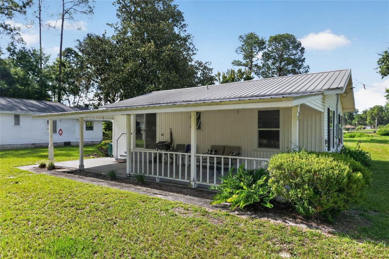 Photo 2 of 148 Lake Shore Ter, Interlachen, FL 32148