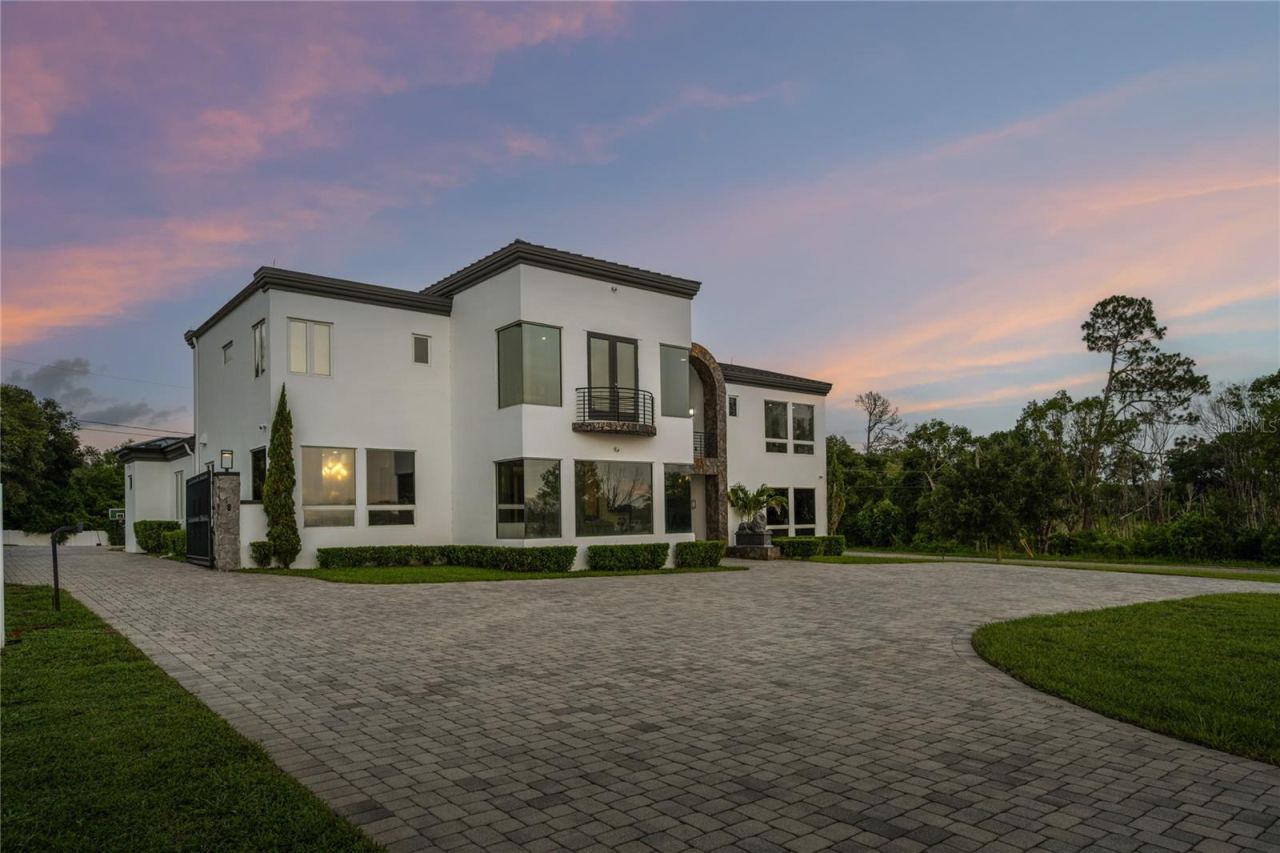 Photo 2 of 736 Lake Winnemissett Dr, Deland, FL 32724