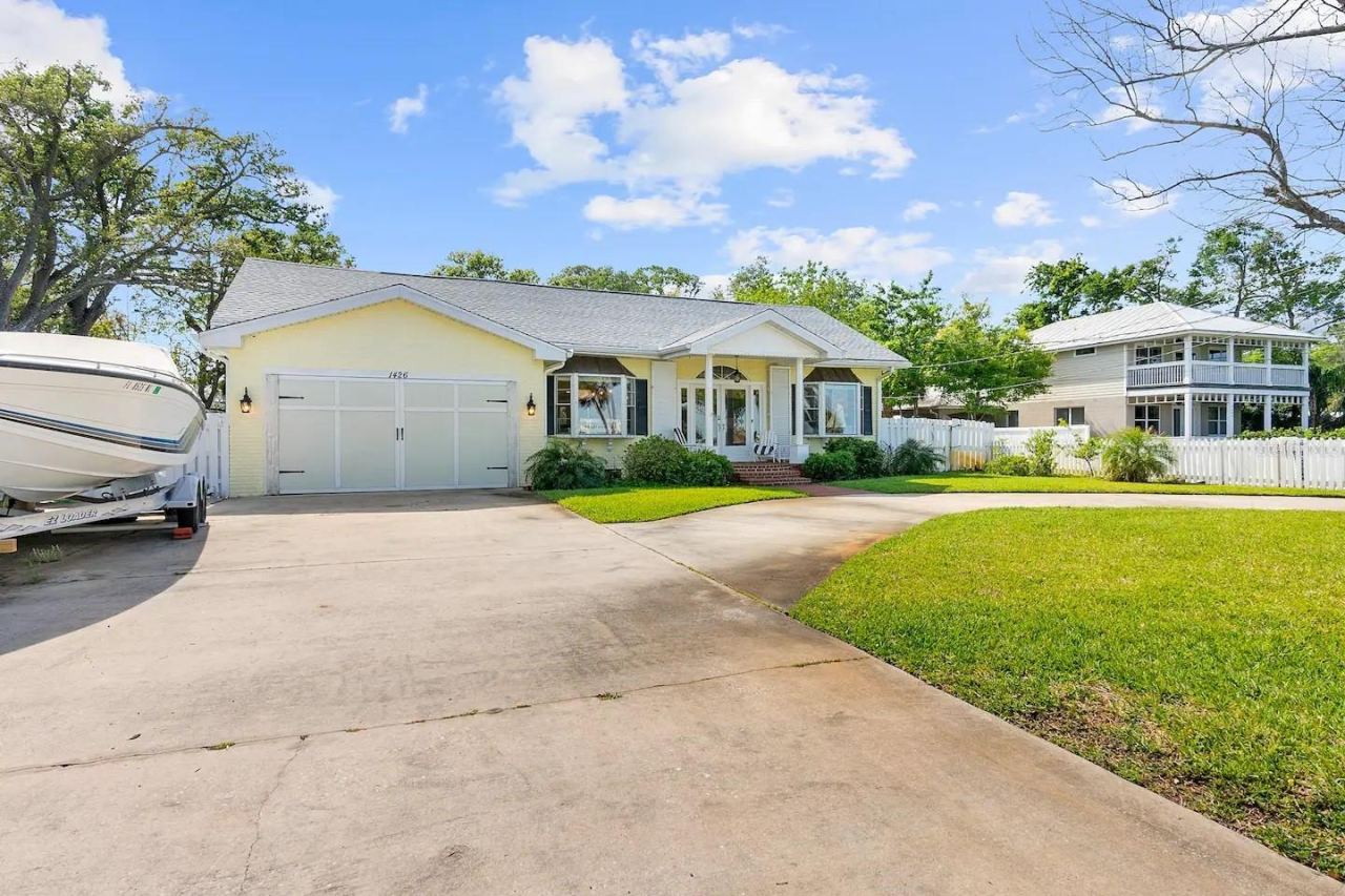 1426 Riverside Dr, Daytona Beach, FL 32117