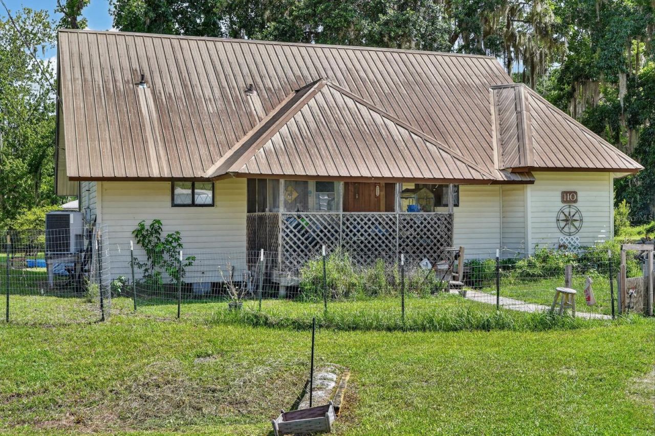 Photo 2 of 110 W Palm Ave, Crescent City, FL 32112