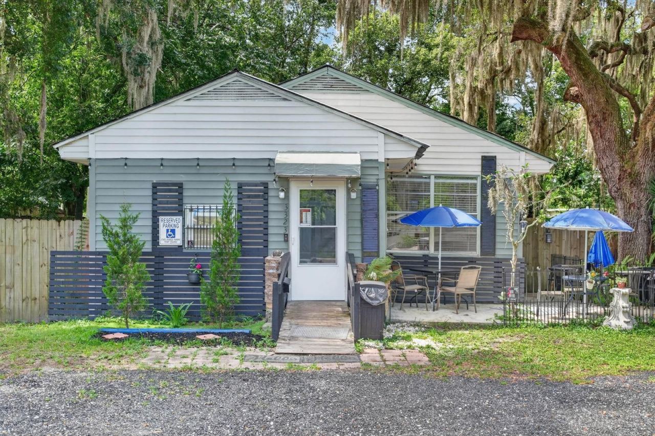 Photo 2 of 3323 Saint Johns Ave, Palatka, FL 32177