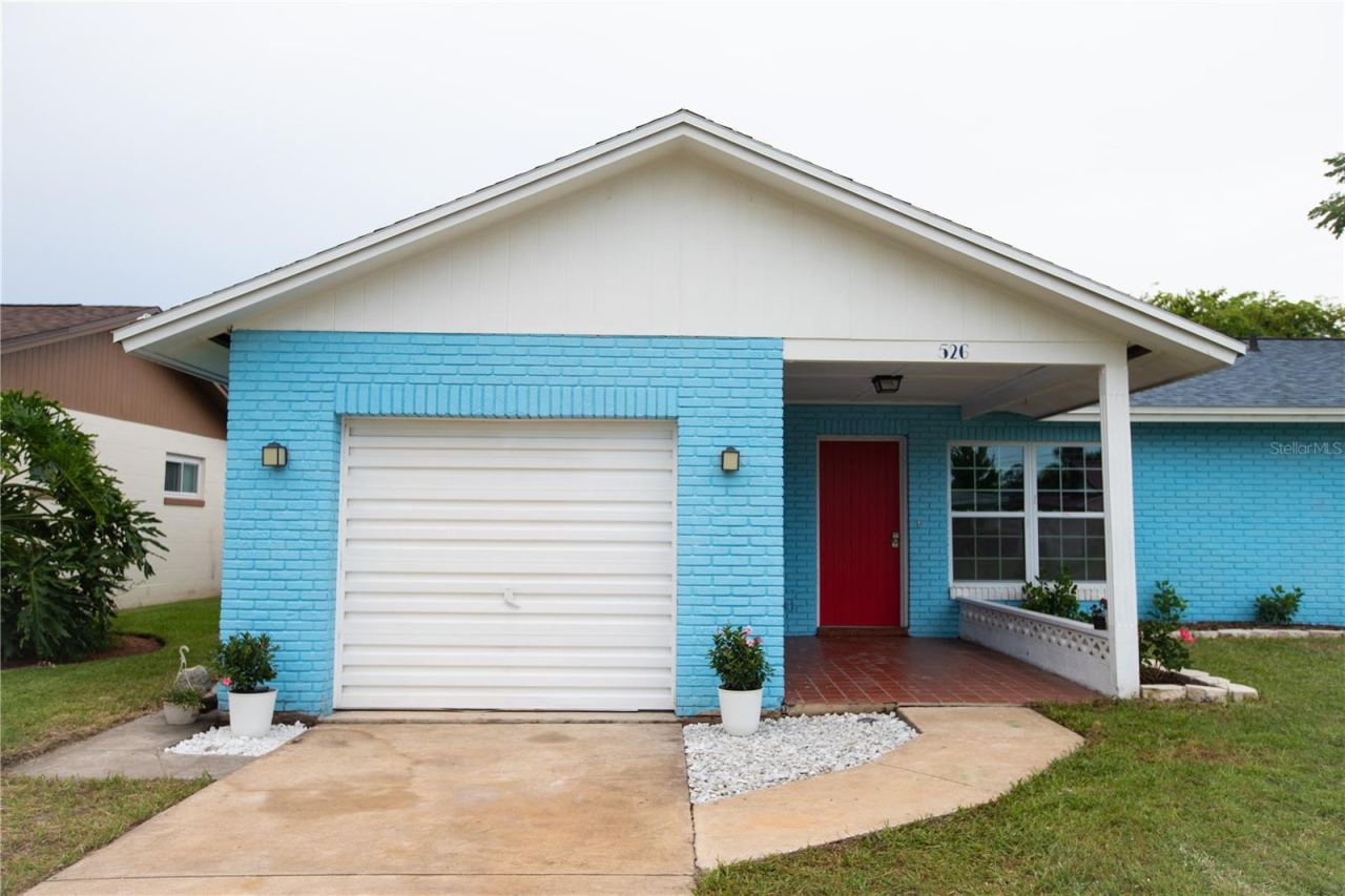 Photo 3 of 526 Dorset Cir, South Daytona, FL 32119