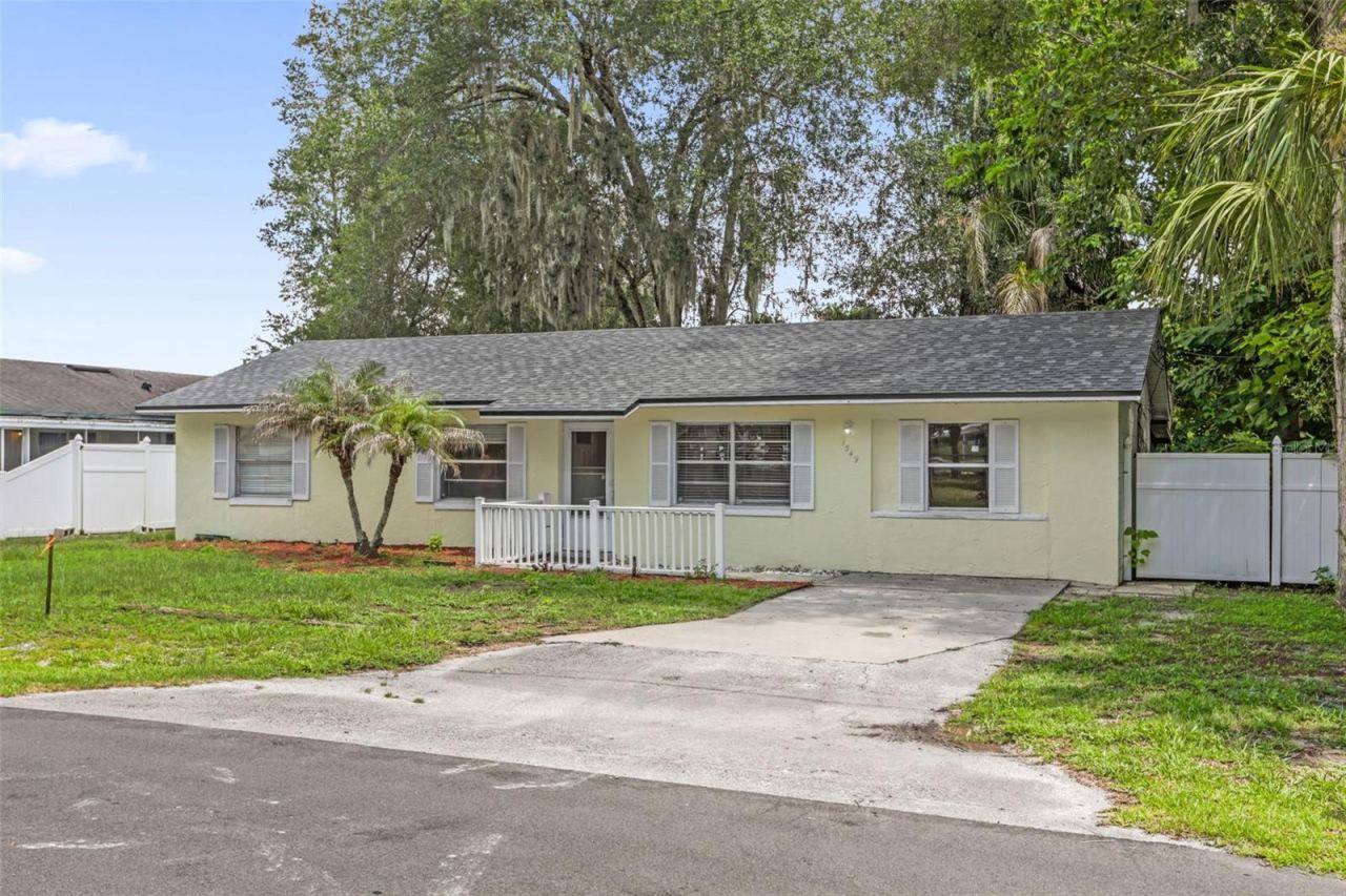 Photo 2 of 1349 E Wisconsin Ave, Deland, FL 32724