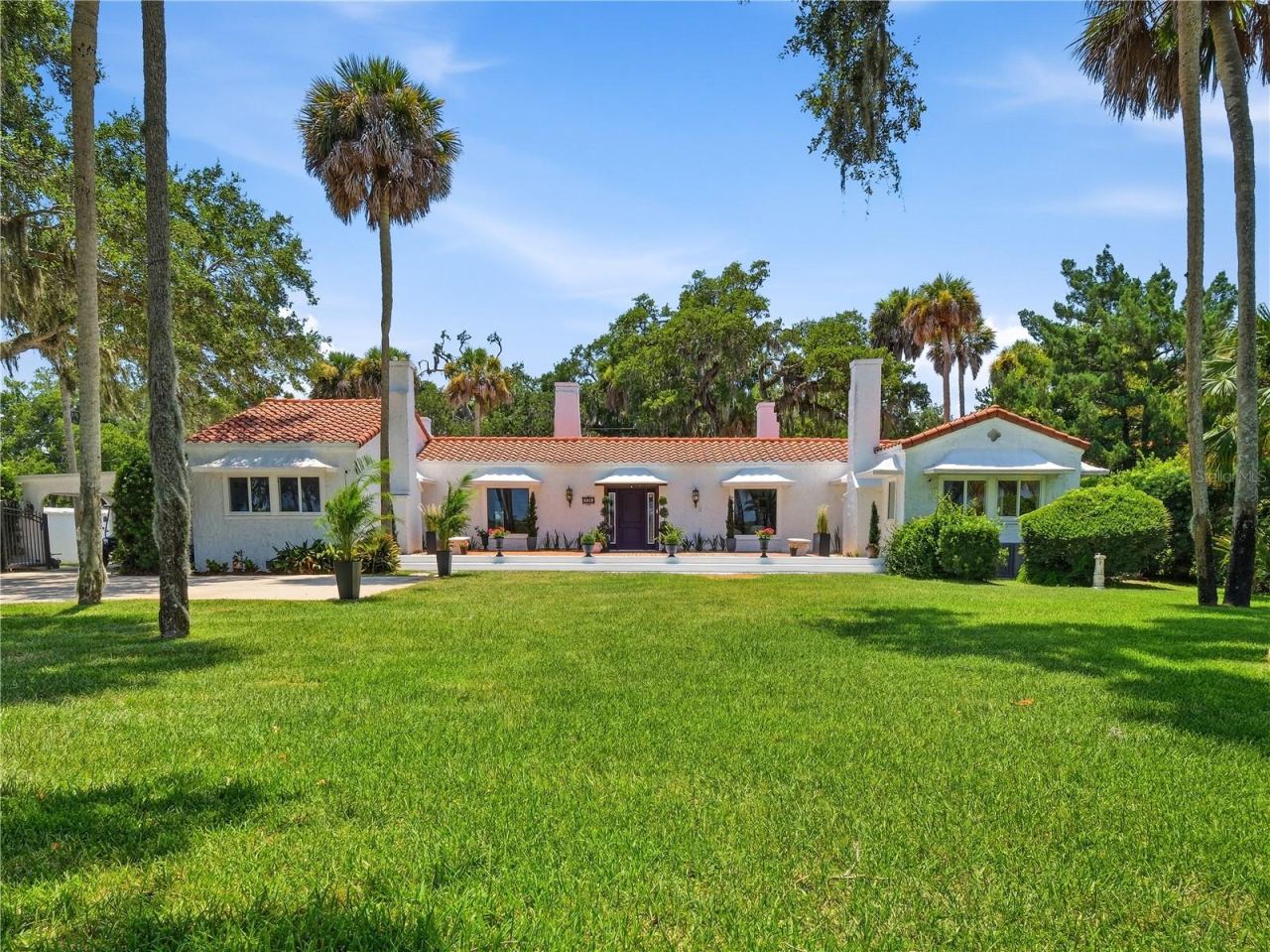 636 N Riverside Dr, New Smyrna Beach, FL 32168