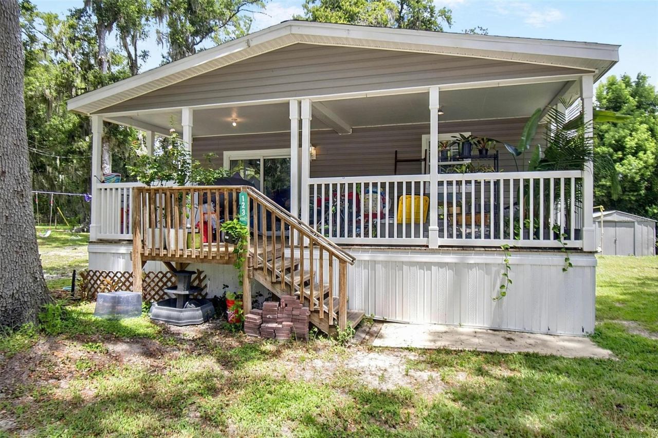 Photo 3 of 123 Magnolia Dr, Satsuma, FL 32189