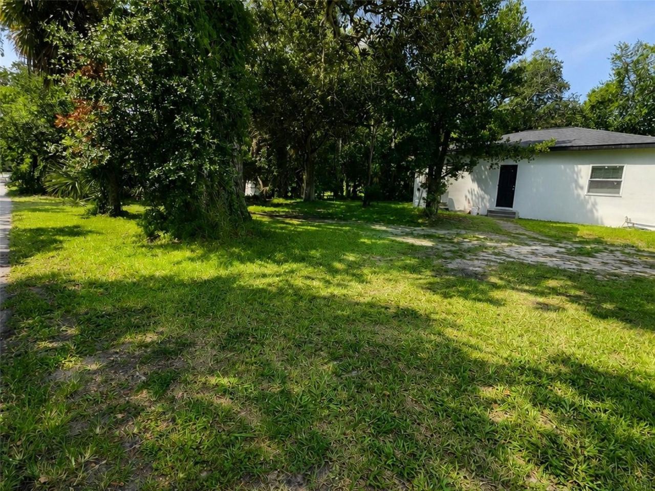 Photo 2 of 547 Live Oak Ave, Daytona Beach, FL 32114