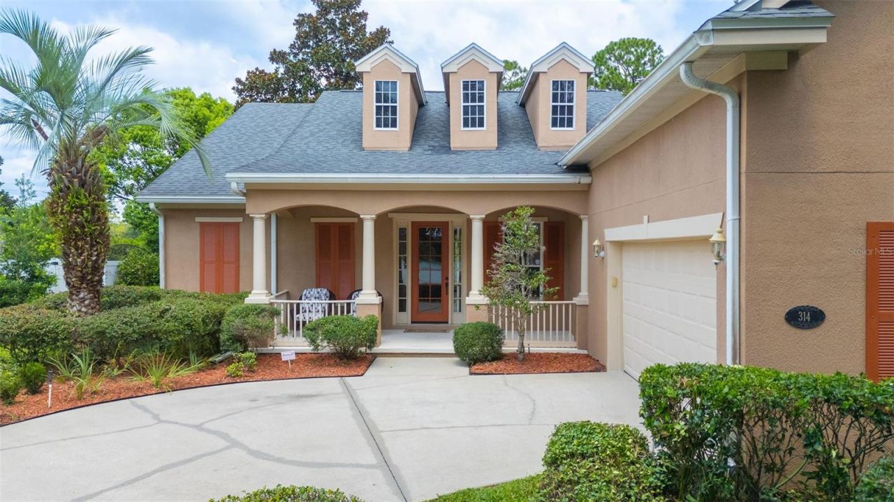 Photo 2 of 314 W Lake Victoria Cir, Deland, FL 32724