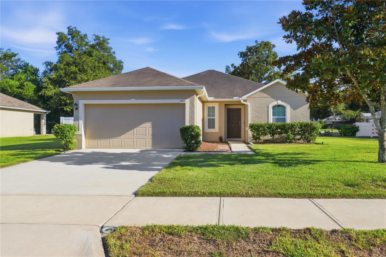 Photo 2 of 802 Grand Park Ct, Deland, FL 32724