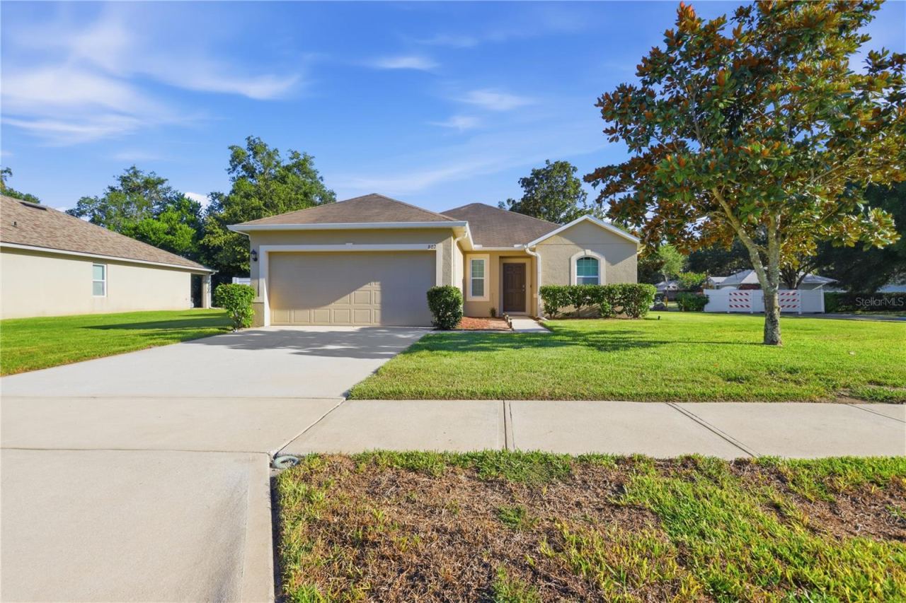 Photo 3 of 802 Grand Park Ct, Deland, FL 32724