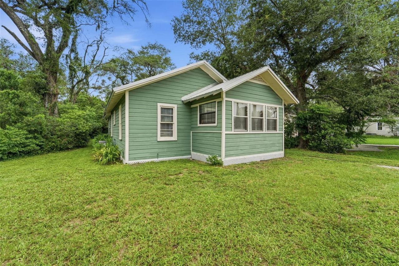 Photo 2 of 316 S Amelia Ave, Deland, FL 32724