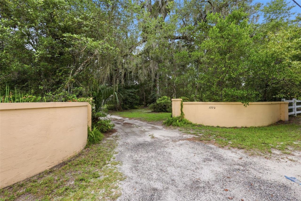 Photo 2 of 1320 W Taylor Rd, Deland, FL 32720