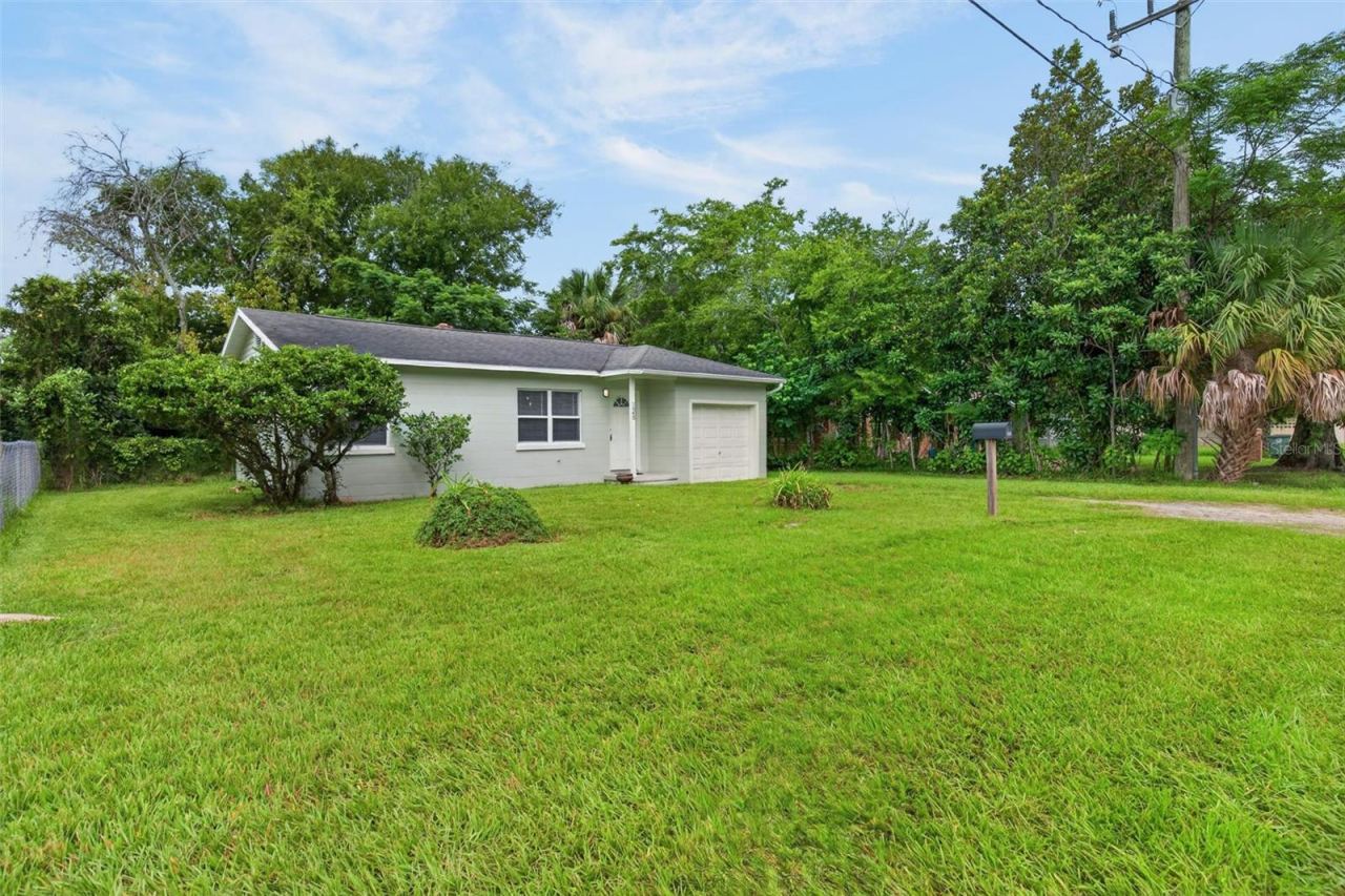 Photo 2 of 126 Harney St, Daytona Beach, FL 32114