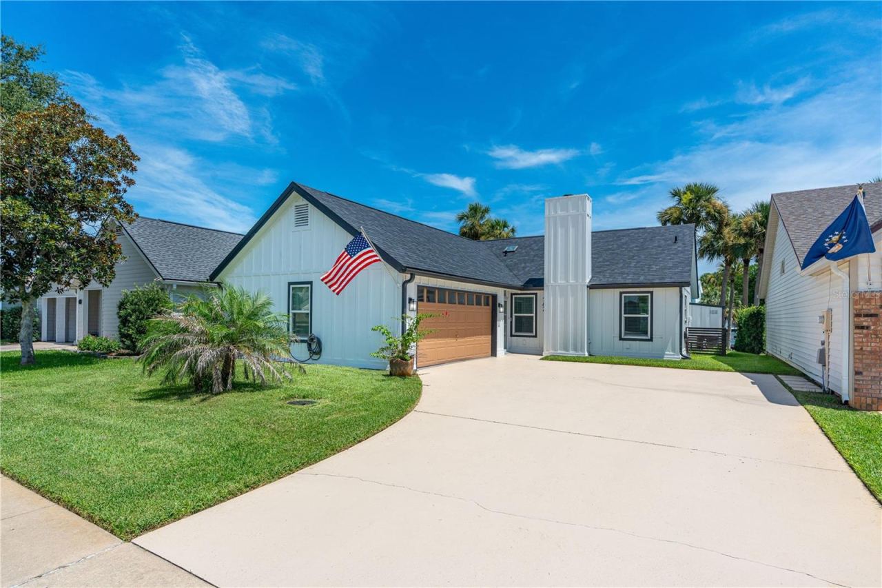 Photo 3 of 762 Pine Shores Cir, New Smyrna Beach, FL 32168