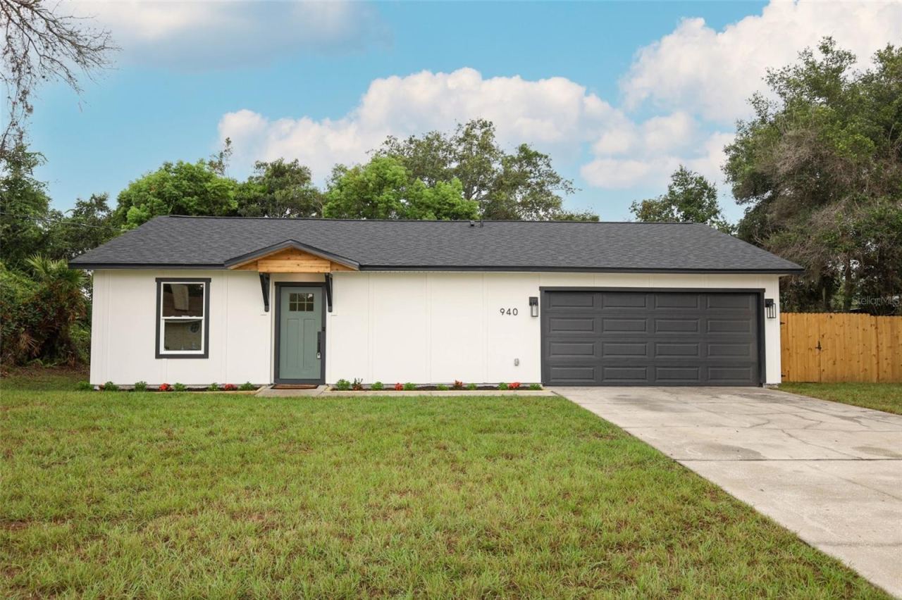 Photo 2 of 940 S Dean Cir, Deltona, FL 32738