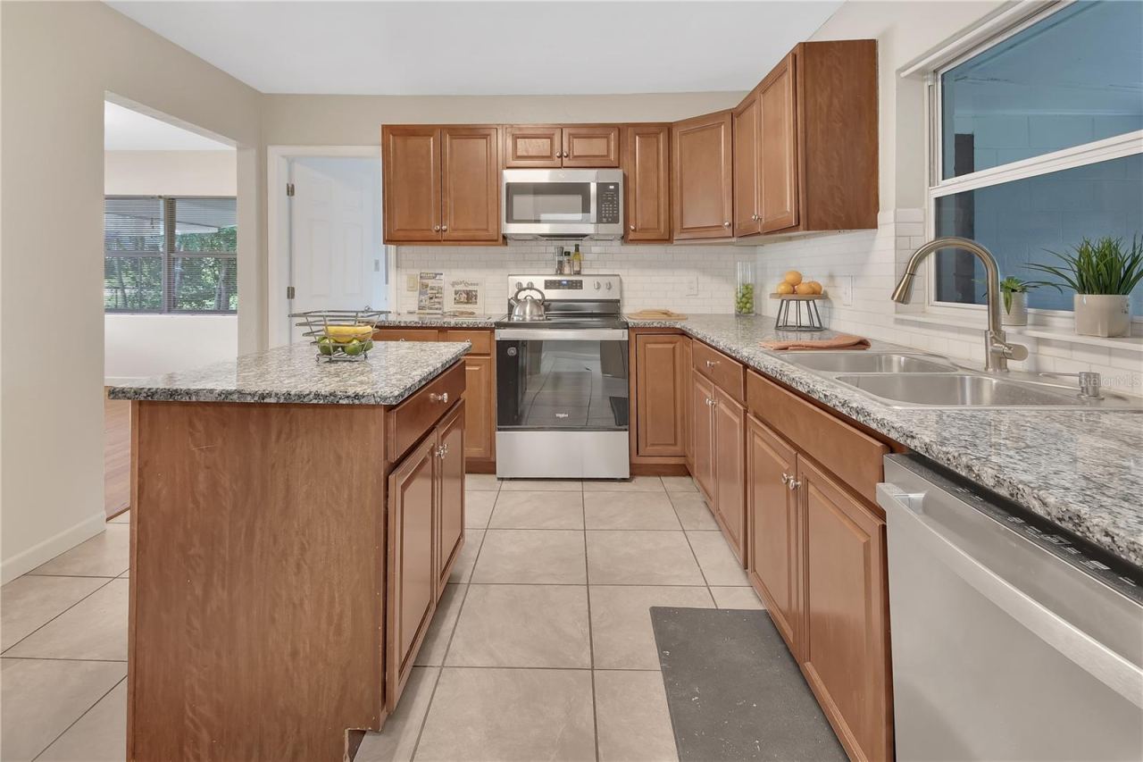 Photo 2 of 1502 Stevens Ave, Deland, FL 32720
