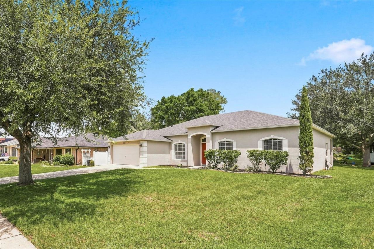 Photo 2 of 1955 Lindhurst Ave, Deltona, FL 32725