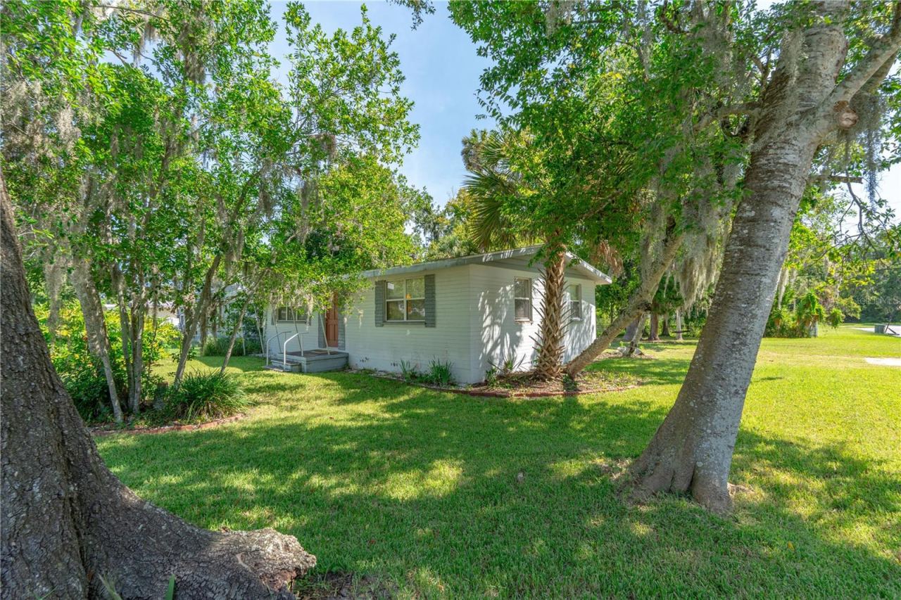 Photo 3 of 553 S Lanvale Ave, Daytona Beach, FL 32114