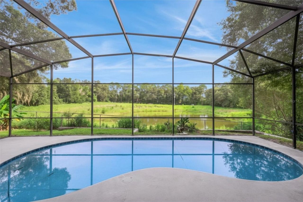 Photo 3 of 806 Oak Forest Ct, Deland, FL 32724