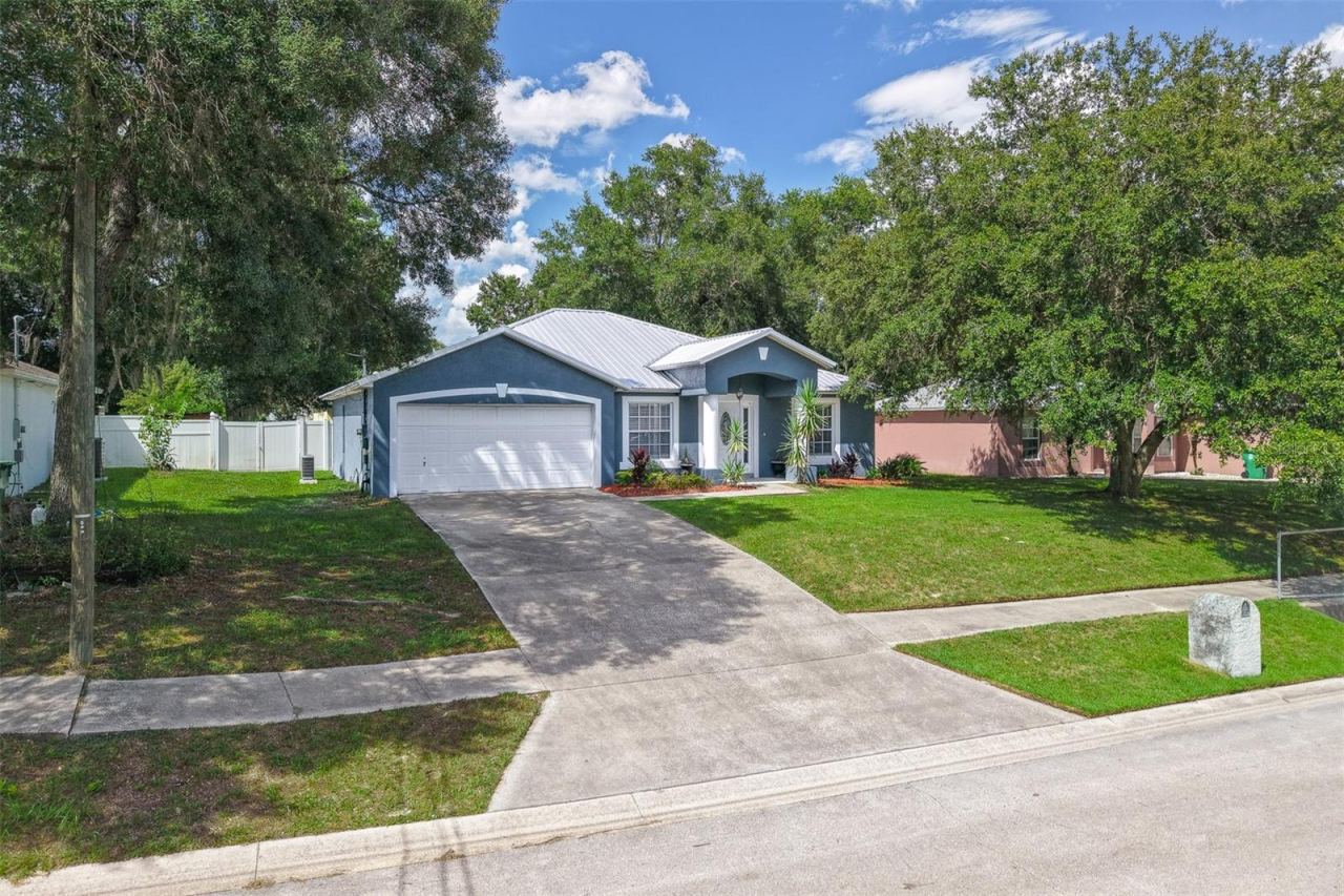 Photo 2 of 1031 E Walts Ave, Deland, FL 32724