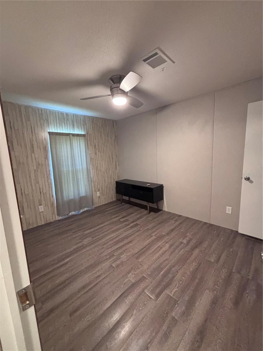 Photo 2 of 133 Oak Cir, Interlachen, FL 32148